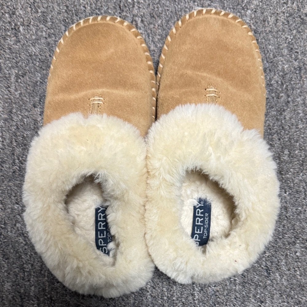 Sperry women’s Cozy Tan and Cream Slippers